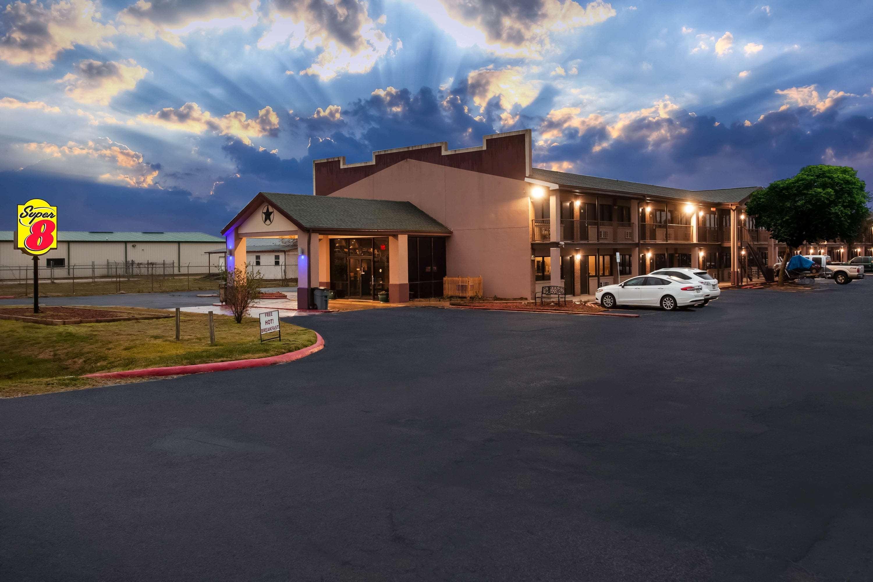 Super 8 By Wyndham Giddings Hotel Exterior photo